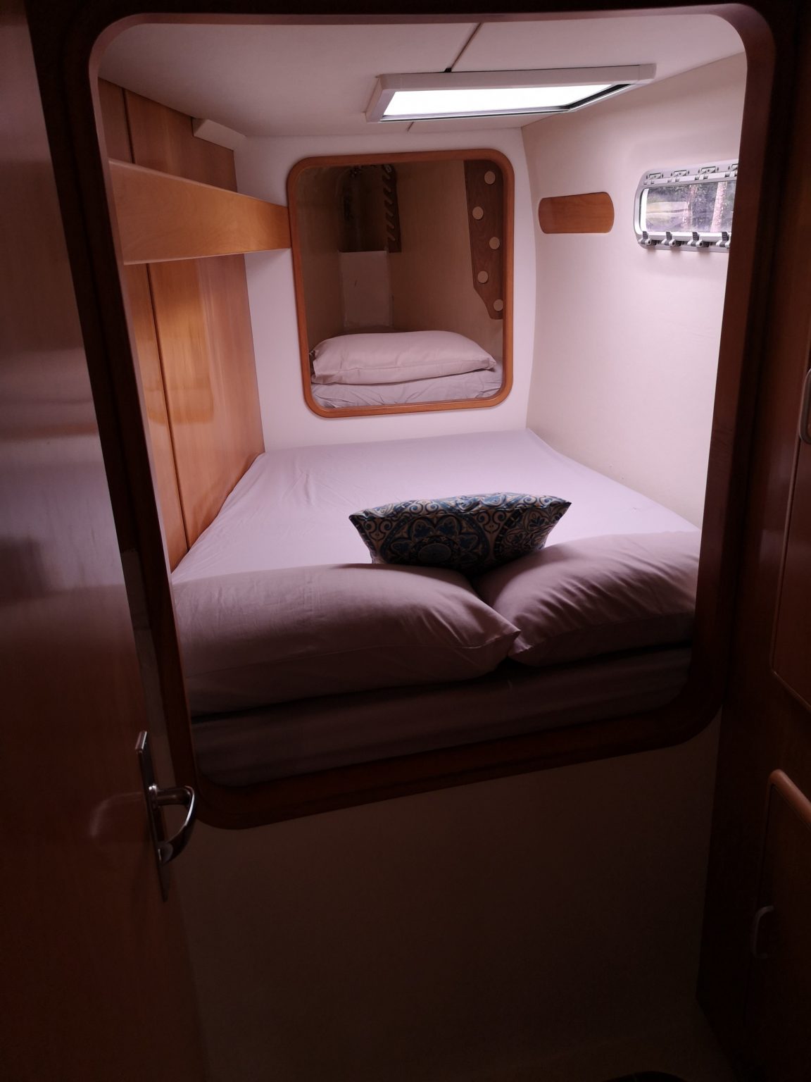 Aventura cabin bunk with reading light